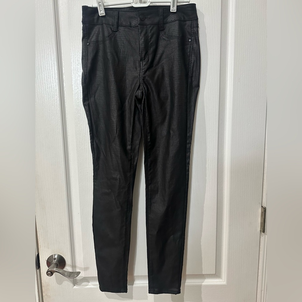 Signature studio size 6 black alligator print skinny pull on jeans/leggings NWOT
